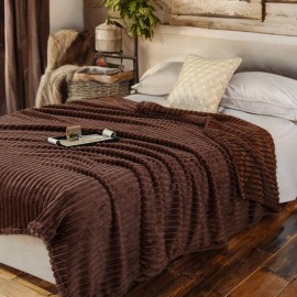 Hnědá deka s 3D proužky