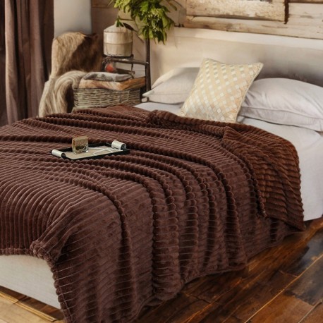 Hnědá deka s 3D proužky