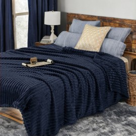 Tmavě modrá deka s 3D proužky