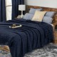 Tmavě modrá deka s 3D proužky