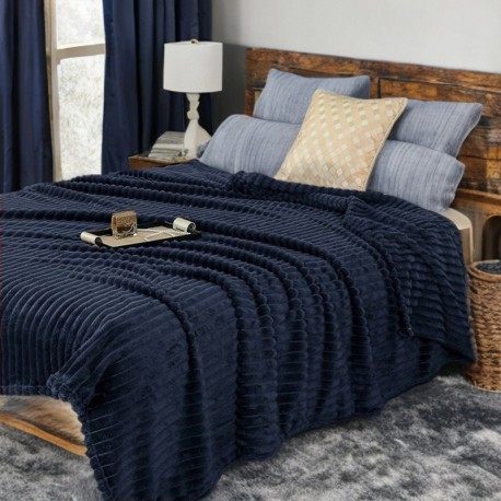 Tmavě modrá deka s 3D proužky