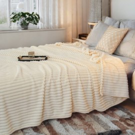 Bílá deka s 3D proužky