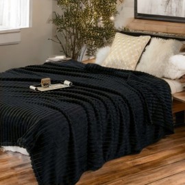 Černá deka s 3D proužky
