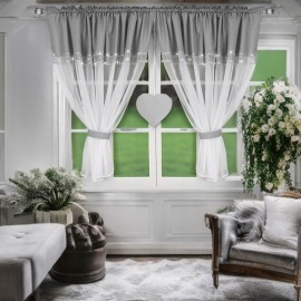 Šedo-bílá záclonka s kamínky a srdcem 400x145 cm