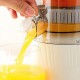 Bílý elektrický odšťavňovač citrusů